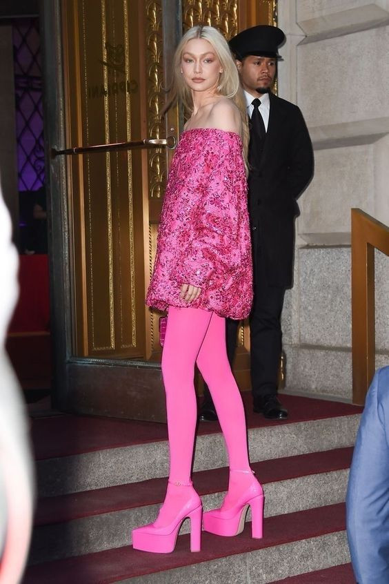 Siêu mẫu Gigi Hadid cũng là một tín đồ của Barbiecore.