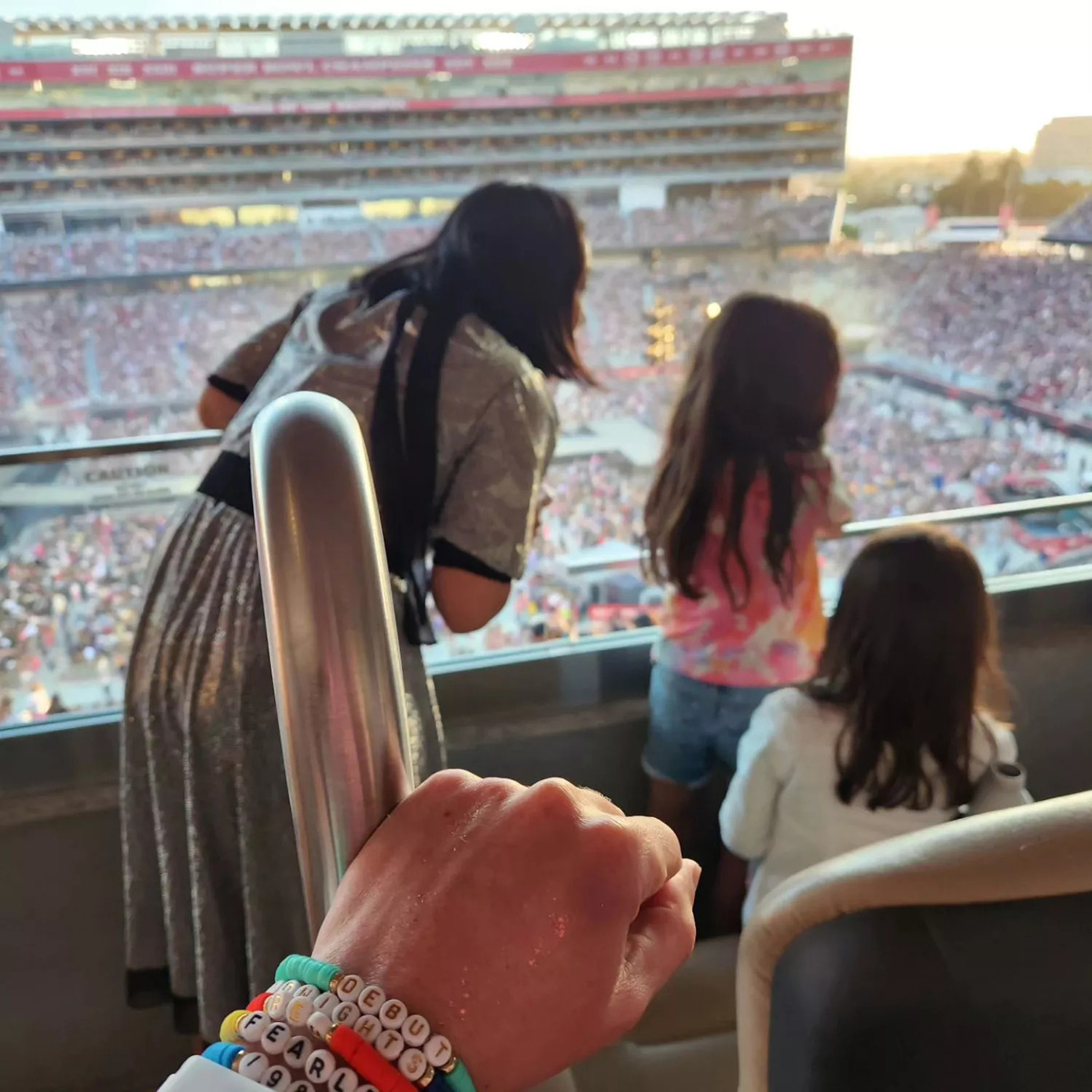 Hình ảnh được Mark Zuckerberg chia sẻ tại The Eras Tour. Hình ảnh được Mark Zuckerberg chia sẻ tại The Eras Tour.