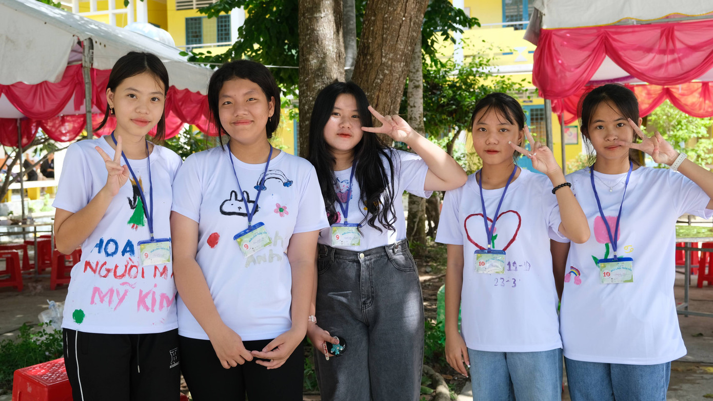 Bạn Thái Minh Anh (thứ hai tính từ bên trái) cho biết dù là lần đầu tham gia nhưng bạn thấy trại hè rất ý nghĩa.