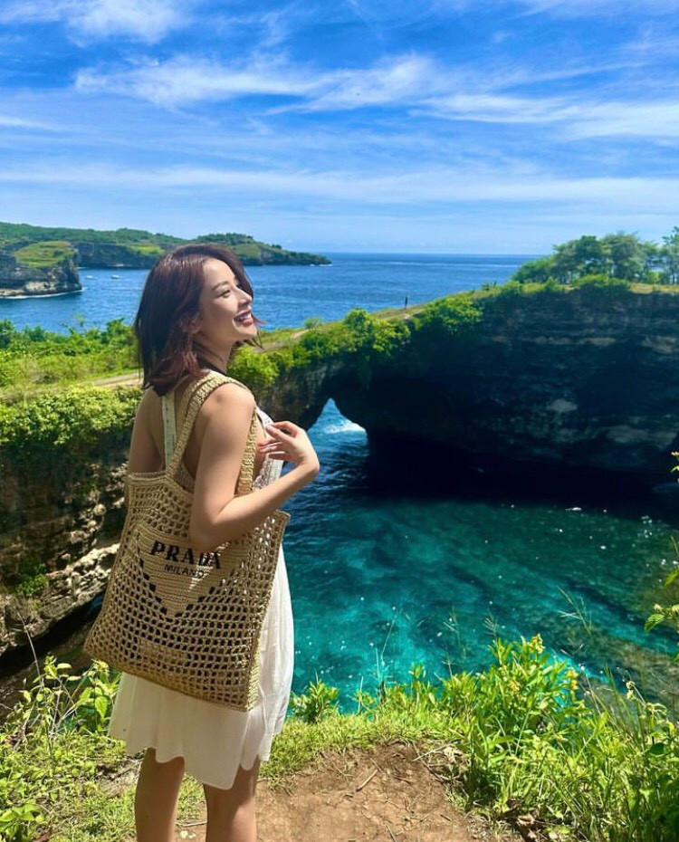 Chi Pu tận hưởng cảnh đẹp thiên nhiên ở đảo Nusa Penida.