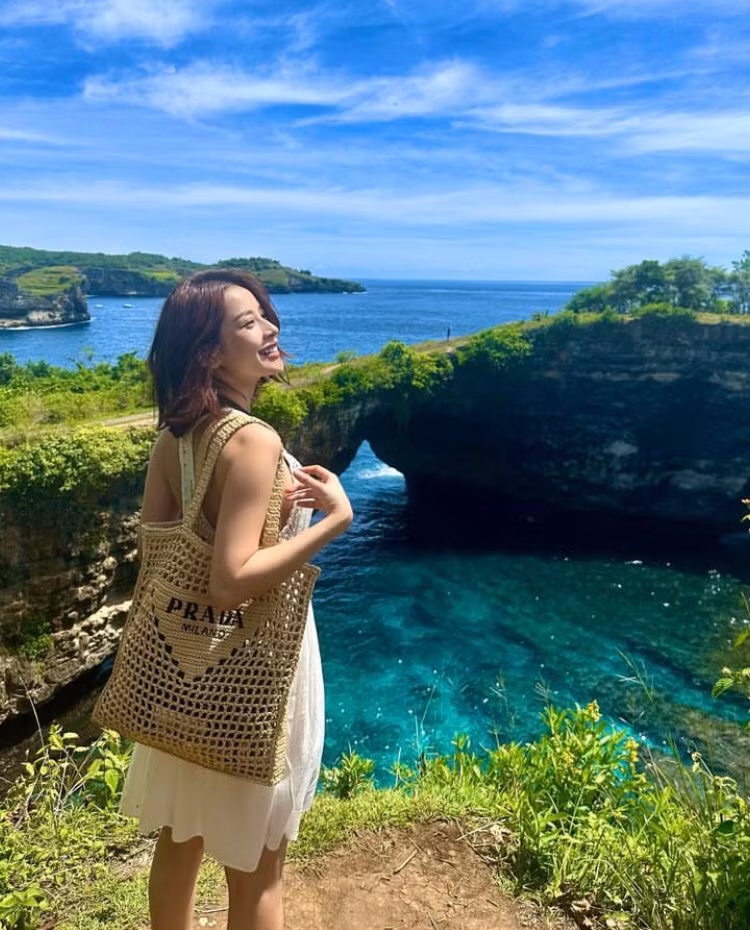 Chi Pu tận hưởng cảnh đẹp thiên nhiên ở đảo Nusa Penida.
