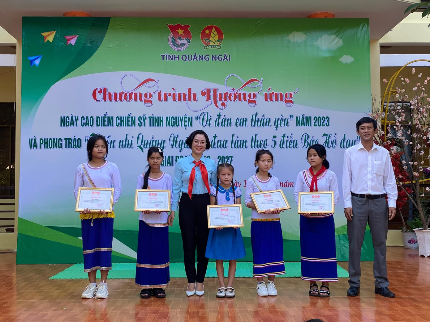 Tỉnh Đoàn, Hội Đồng Đội tỉnh tặng quà cho những học sinh khó khăn vượt khó học tốt. Ảnh: Hội đồng đội tỉnh Quảng Ngãi Tỉnh Đoàn, Hội Đồng Đội tỉnh tặng quà cho những học sinh khó khăn vượt khó học tốt. Ảnh: Hội đồng đội tỉnh Quảng Ngãi