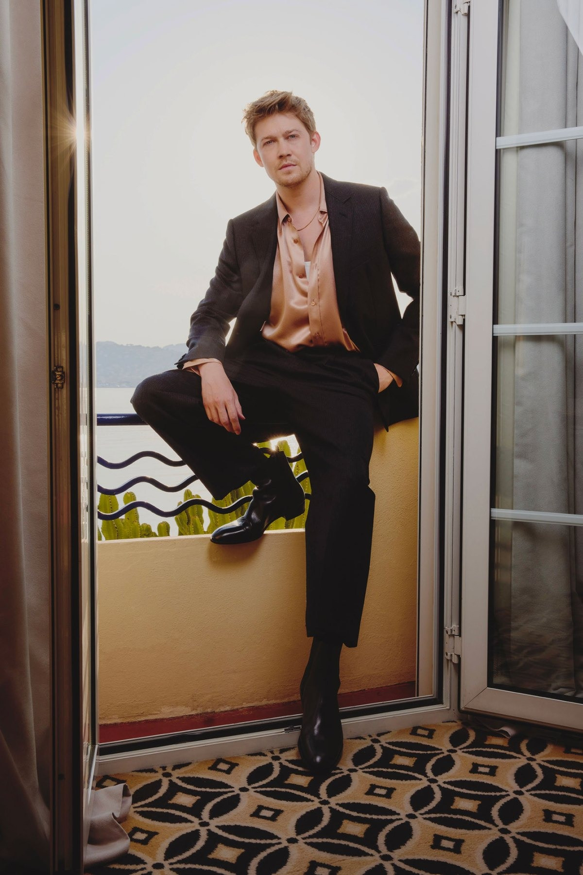 Joe Alwyn vẫn rất phong độ khi xuất hiện tại LHP Cannes mới đây.