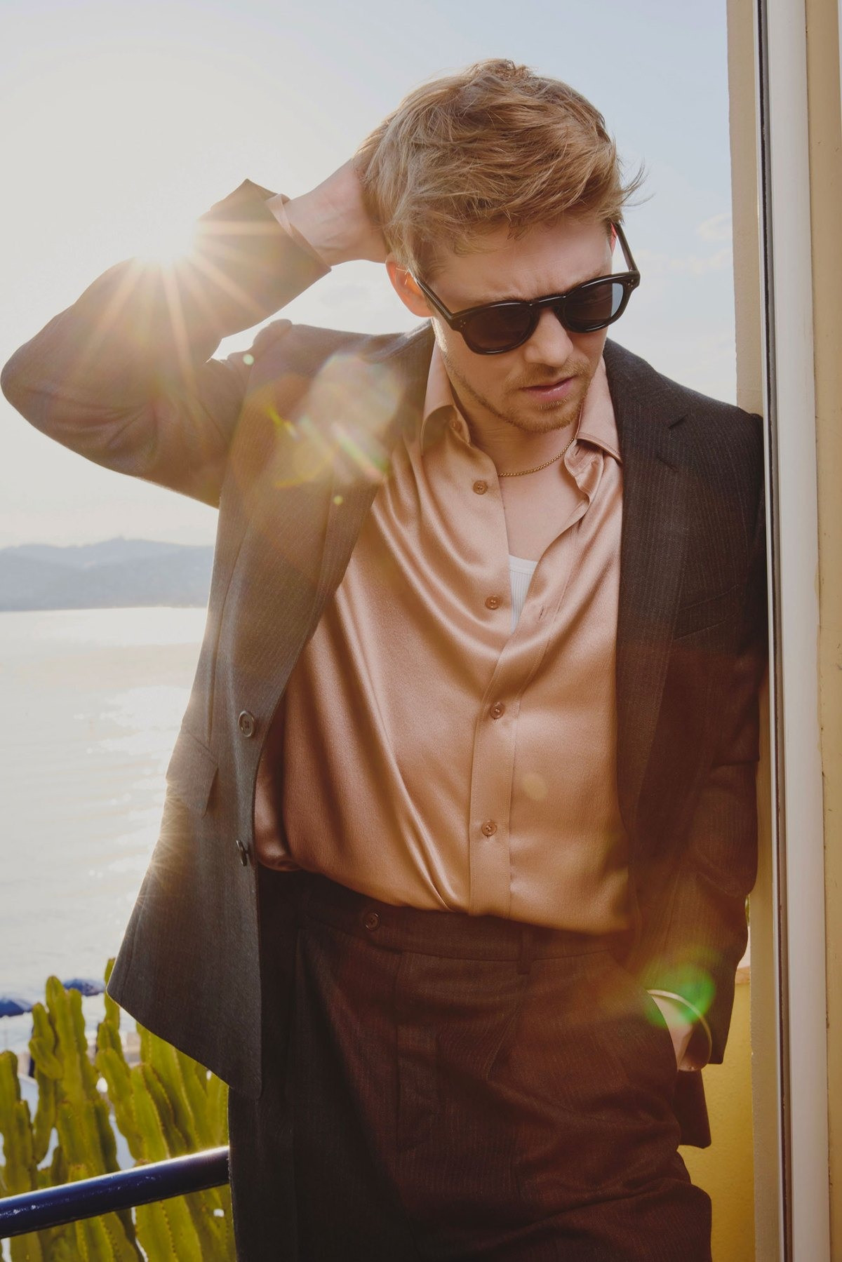 Nam diễn viên vừa phong trần vừa lãng tử với sơ mi màu rose gold.