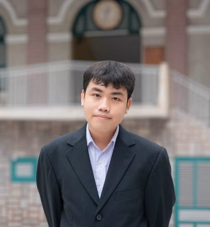 Long Vũ phần nào yên tâm hơn vì đã nắm chắc “tấm vé” vào trường Đại học. Ảnh: NVCC