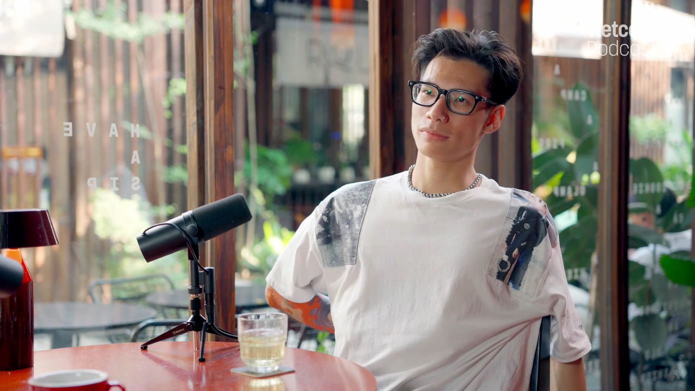 Fans nhận xét rằng anh chàng đã bớt "ngông" thông qua những chia sẻ mới đây. Fans nhận xét rằng anh chàng đã bớt "ngông" thông qua những chia sẻ mới đây.