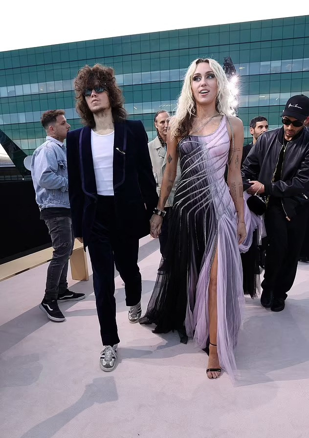 Miley Cyrus và bạn trai tay trong tay tại show Versace.