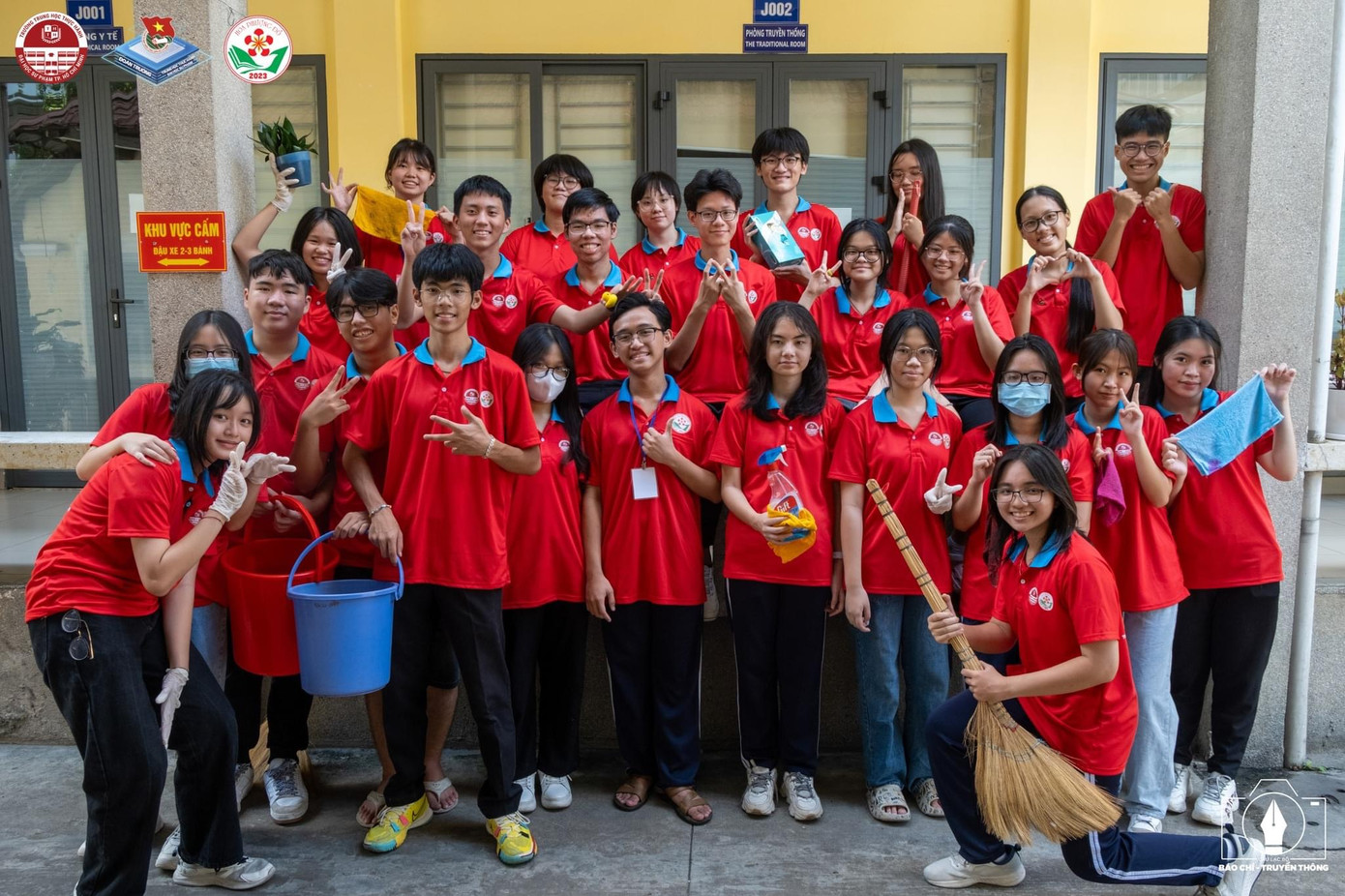 Hoa Phượng Đỏ đem đến những người bạn mới. Ảnh: Đoàn trường THTH-ĐH Sư phạm TP.HCM. Hoa Phượng Đỏ đem đến những người bạn mới. Ảnh: Đoàn trường THTH-ĐH Sư phạm TP.HCM.