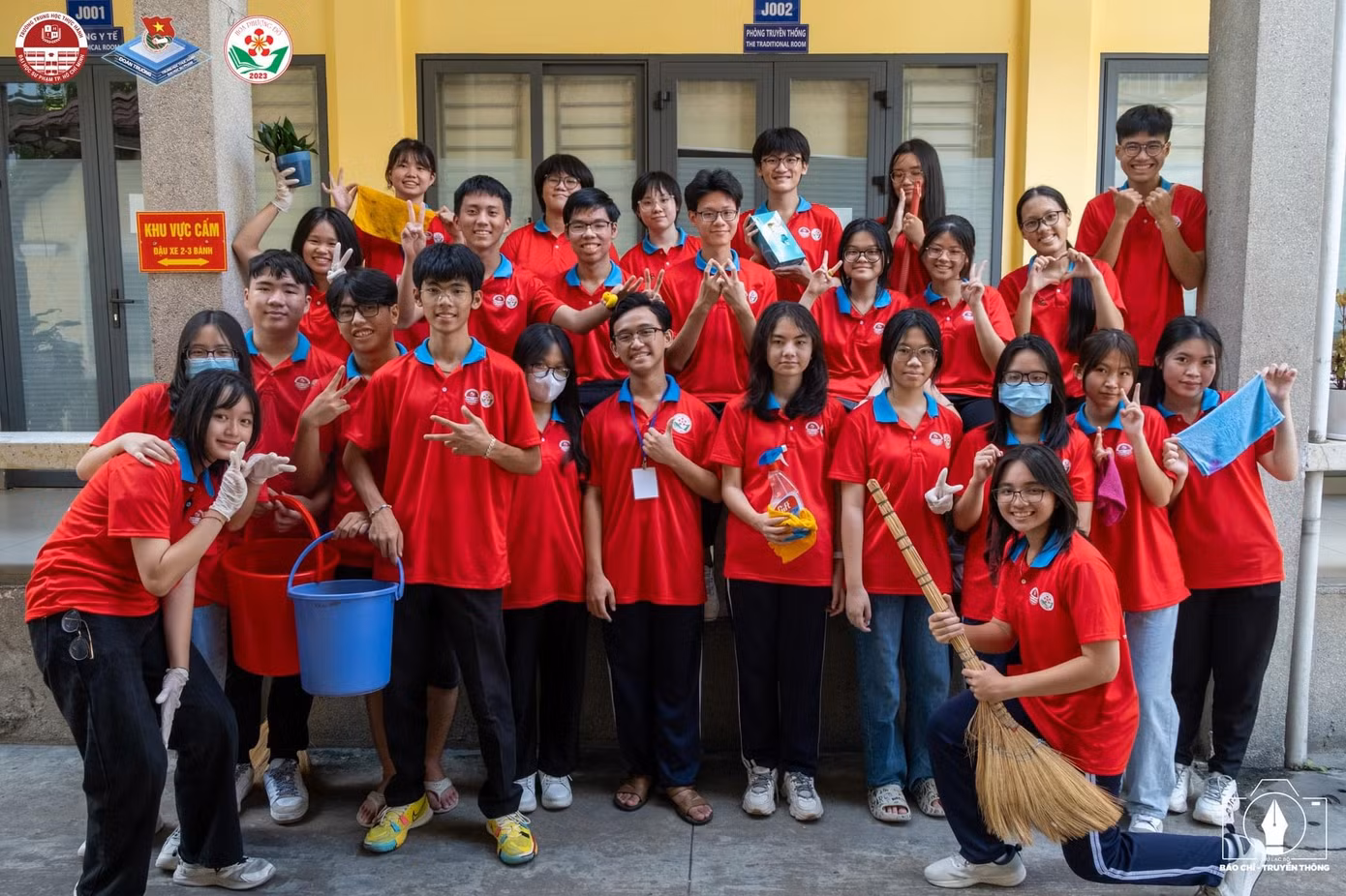 Hoa Phượng Đỏ đem đến những người bạn mới. Ảnh: Đoàn trường THTH-ĐH Sư phạm TP.HCM. Hoa Phượng Đỏ đem đến những người bạn mới. Ảnh: Đoàn trường THTH-ĐH Sư phạm TP.HCM.