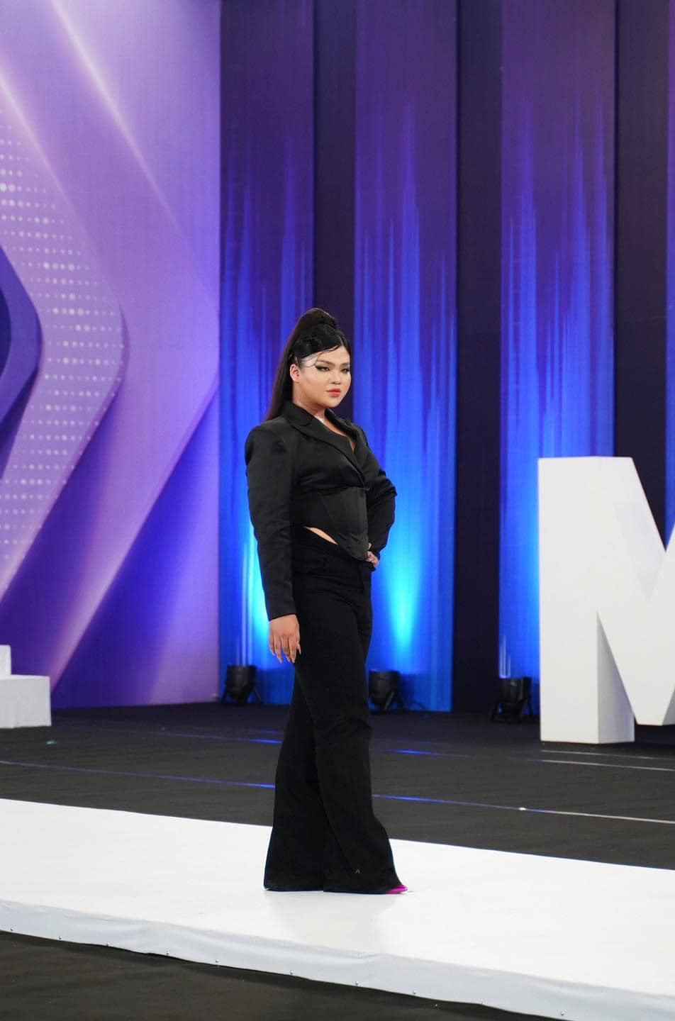 Huy Hoàng nhận được vé Vàng từ Giám khảo Lukkade nhờ khả năng "nuốt mic" của mình. Huy Hoàng nhận được vé Vàng từ Giám khảo Lukkade nhờ khả năng "nuốt mic" của mình.