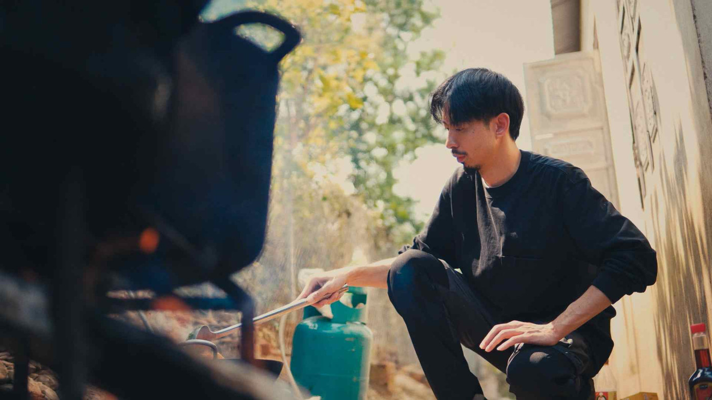 Toàn bộ doanh thu từ MV của Đen Vâu sẽ được dùng cho hoạt động thiện nguyện. Toàn bộ doanh thu từ MV của Đen Vâu sẽ được dùng cho hoạt động thiện nguyện.