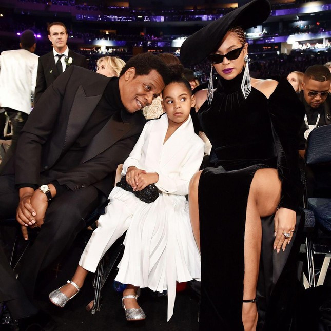 Blue Ivy xuất hiện cùng bố Jay Z và mẹ Beyoncé với phong thái của một ngôi sao.