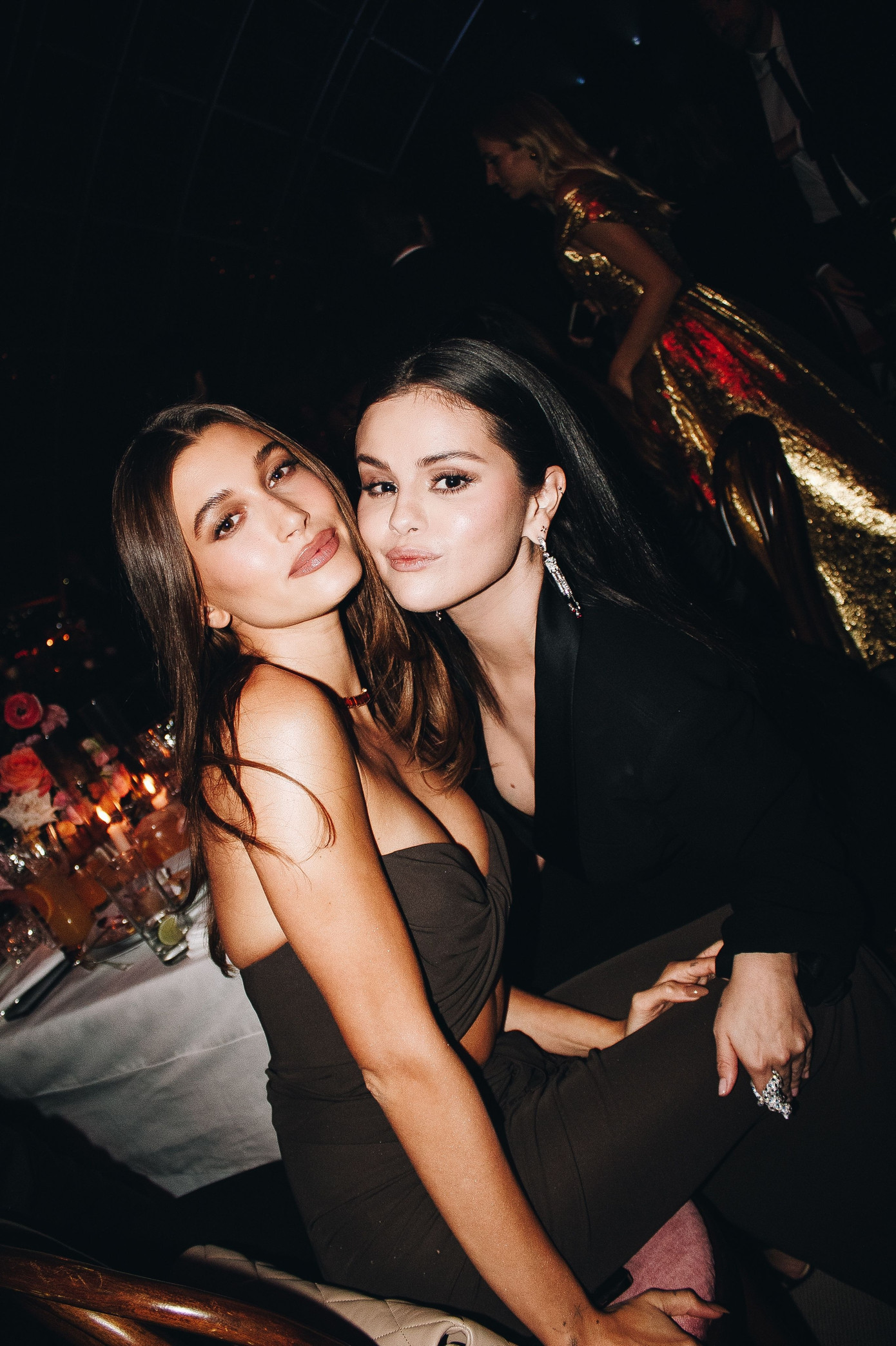 Selena Gomez và Hailey Bieber chụp ảnh thân thiết tại một sự kiện.