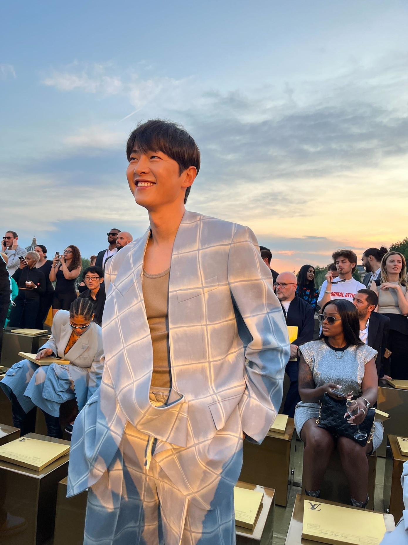 Song Joong Ki điển trai tại sự kiện. Song Joong Ki điển trai tại sự kiện.