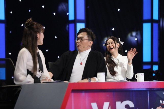 Đại Nghĩa đưa ra thắc mắc về cách dùng từ của Hari Won sau khi cô dùng từ &quot;nhúc nhích&quot;.