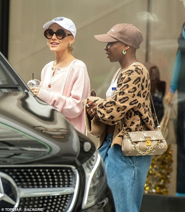 Ariana Grande giản dị dạo phố cùng bạn diễn.