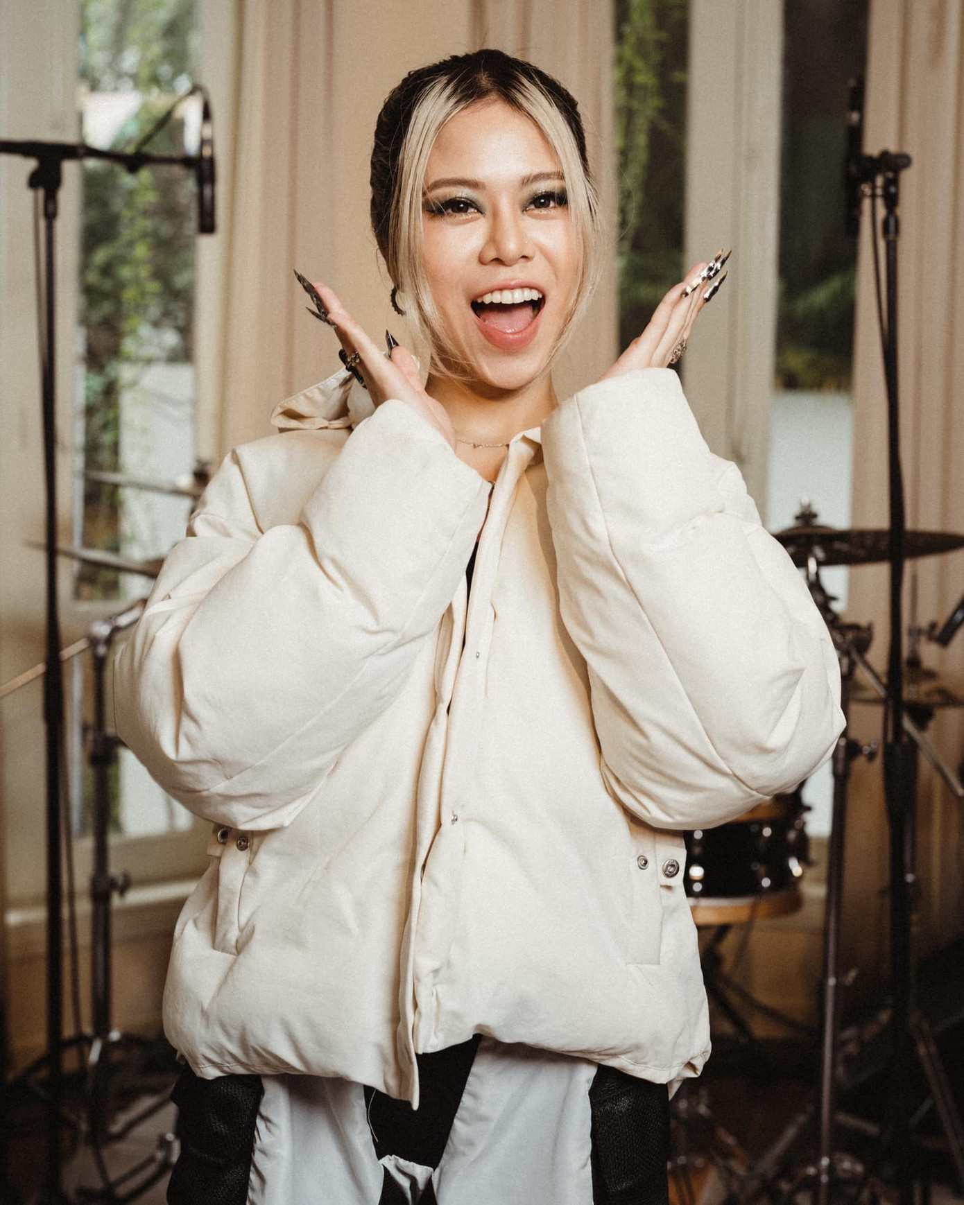 Nữ ca sĩ liên tục gặt hái thành công nhờ tuy duy âm nhạc mới mẻ. Nữ ca sĩ liên tục gặt hái thành công nhờ tuy duy âm nhạc mới mẻ.