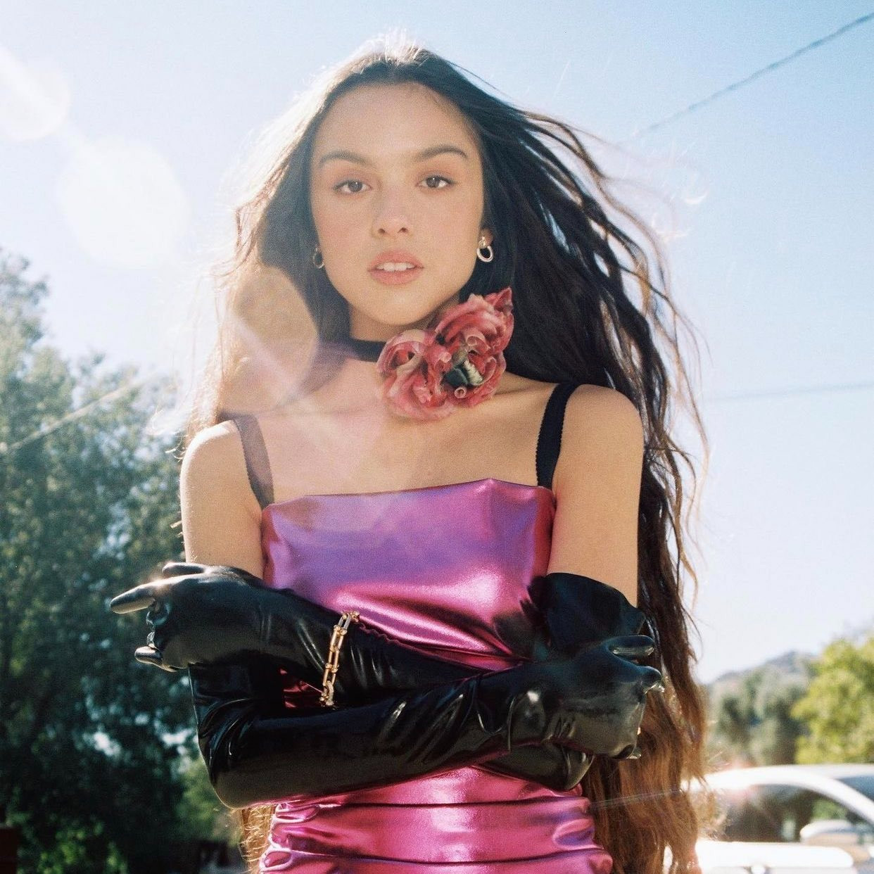 Nữ ca sĩ diện lại chiếc găng tay latex này trong bộ ảnh chụp cho tạp chí ELLE. Nữ ca sĩ diện lại chiếc găng tay latex này trong bộ ảnh chụp cho tạp chí ELLE.