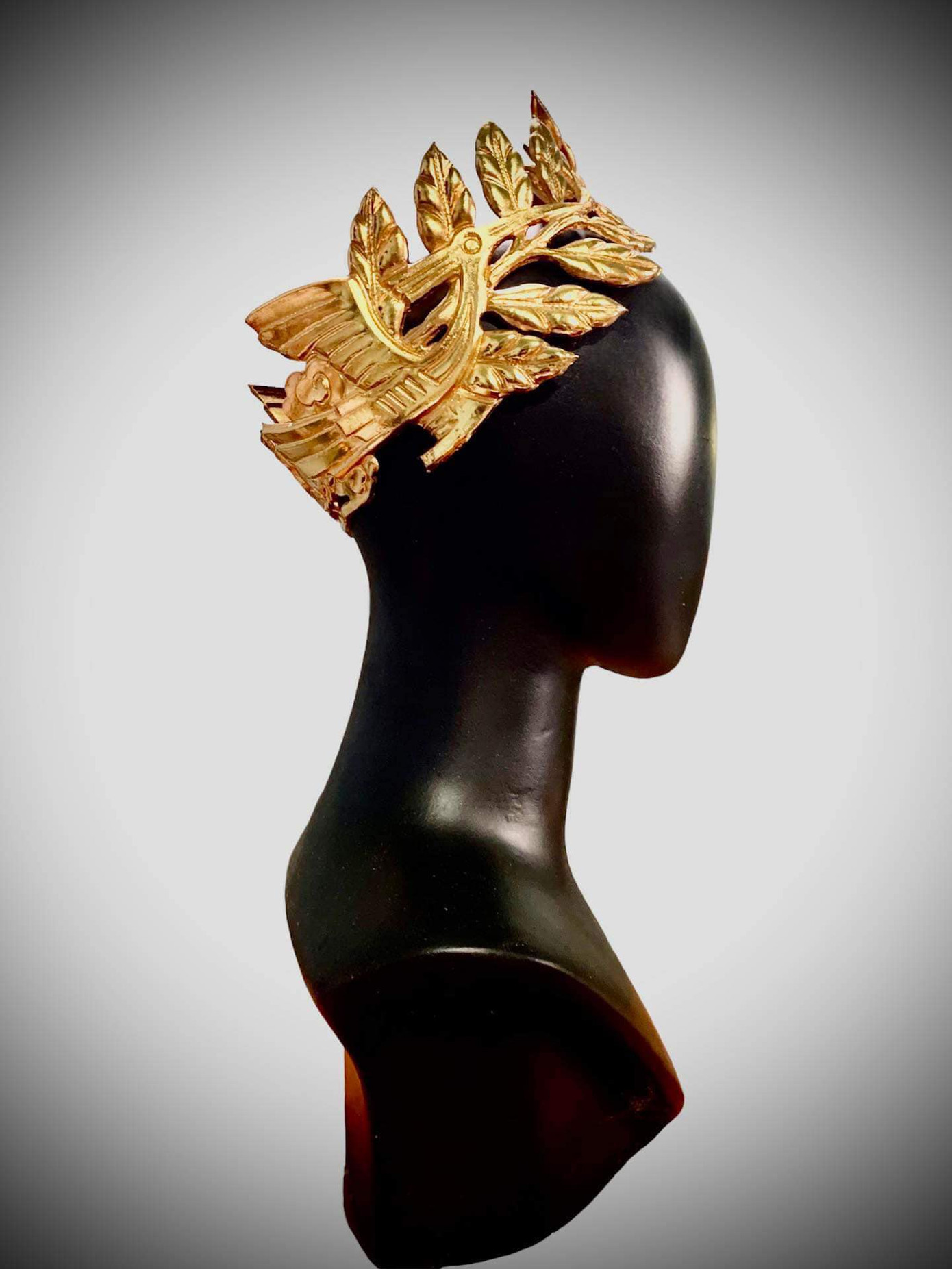 Chim hạc vàng là điểm nhấn tinh xảo cho chiếc vòng nguyệt quế năm nay. Ảnh: Fanpage Đường Lên Đỉnh Olympia Chim hạc vàng là điểm nhấn tinh xảo cho chiếc vòng nguyệt quế năm nay. Ảnh: Fanpage Đường Lên Đỉnh Olympia