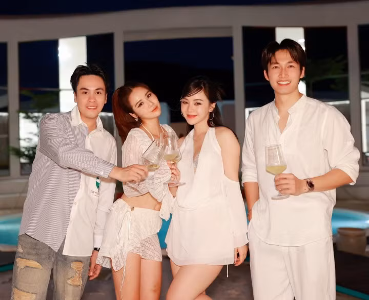 Đình Tú trở thành tâm điểm của sự chú ý khi góp mặt trong tiệc sinh nhật của Huyền Lizzie bên cạnh những người bạn thân thiết của cô nàng.