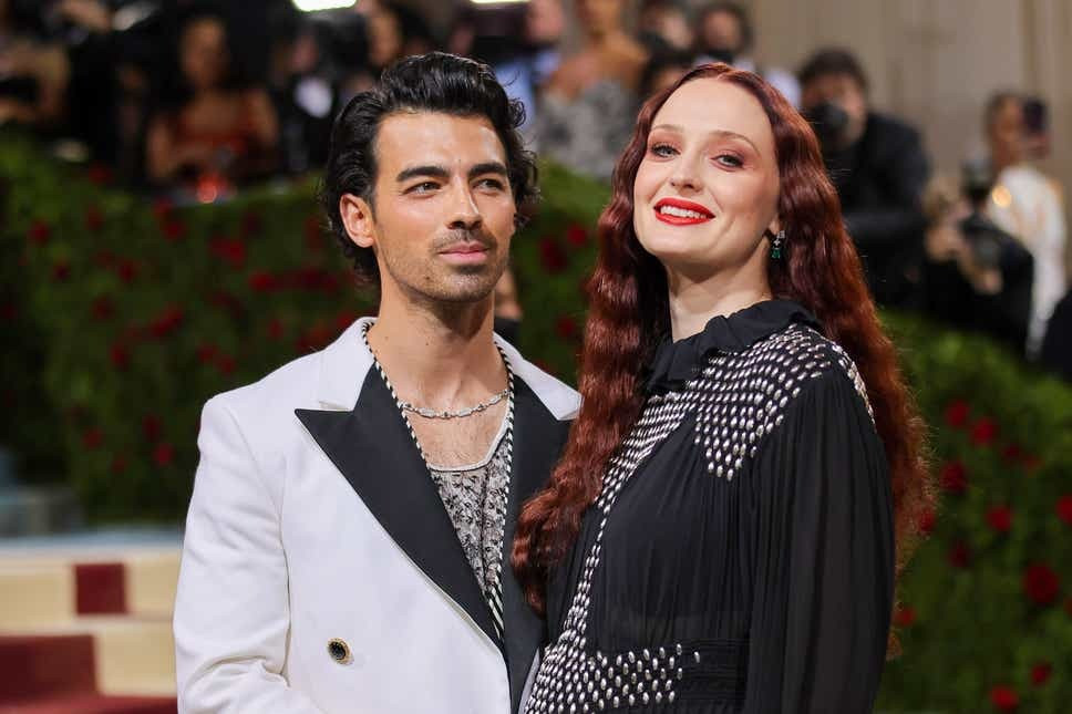 Joe Jonas đã đệ đơn ly hôn Sophie Turner và tâm sự về chuyện cá nhân ở concert. Joe Jonas đã đệ đơn ly hôn Sophie Turner và tâm sự về chuyện cá nhân ở concert.