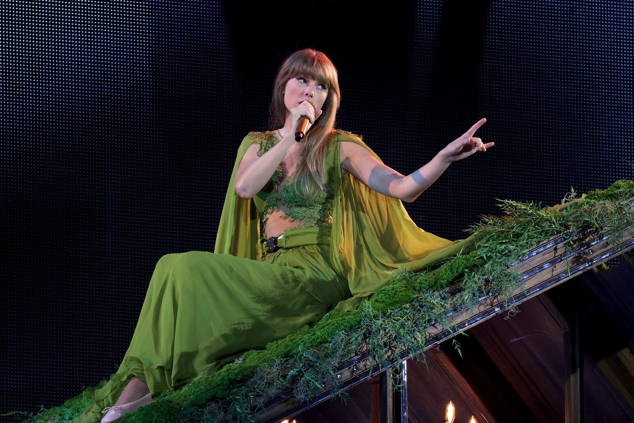 Trong khi biểu diễn album Folklore, Taylor Swift thay một bộ váy bồng bềnh với áo choàng và giày bệt - một sự khác biệt lớn so với outfit của chuyến lưu diễn trước đó.