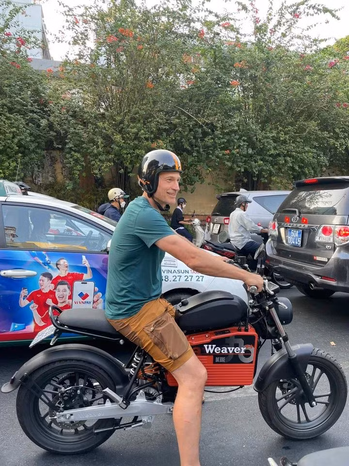 Diễn viên Nikolaj Coster-Waldau được bắt gặp chạy xe máy điện trên đường phố tại TPHCM. Nguồn: Ngô Chí Dũng.