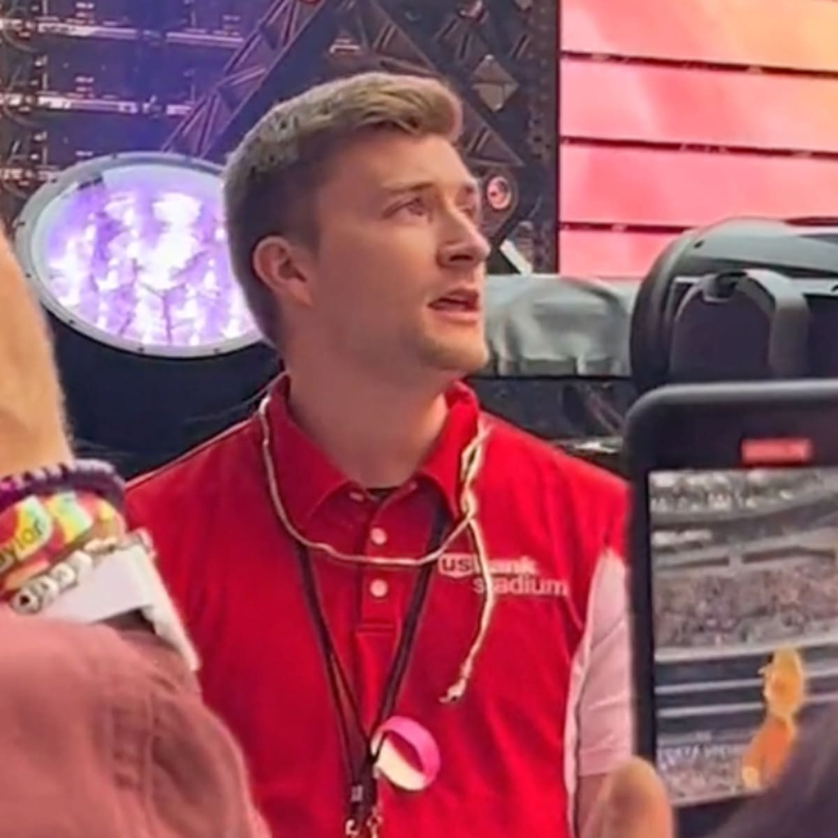 Calvin Decker làm bảo vệ tại concert The Eras Tour. Calvin Decker làm bảo vệ tại concert The Eras Tour.