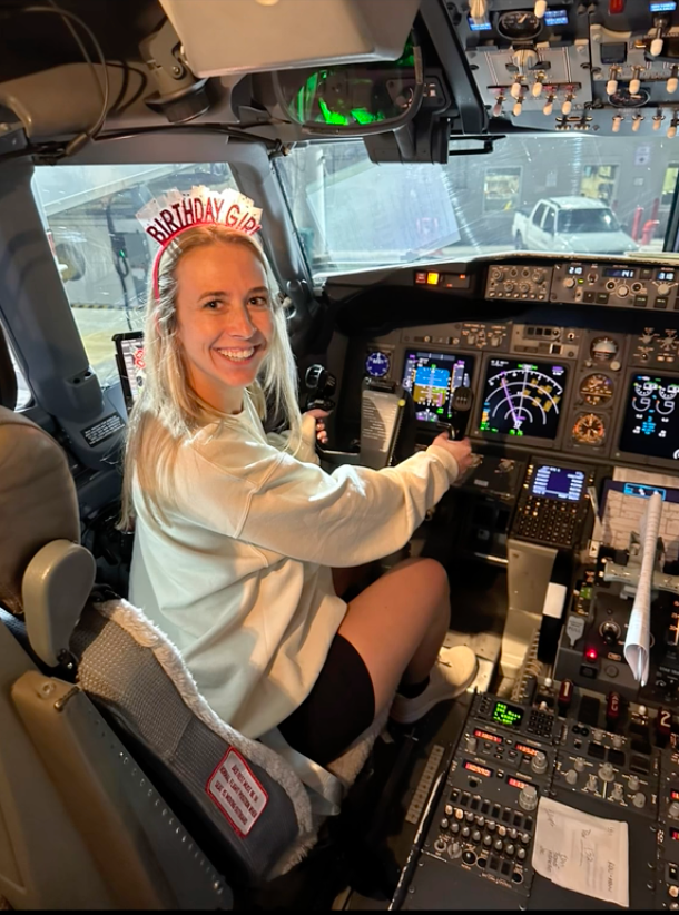 Samantha Meany chụp ảnh trong buồng lái của phi công. Samantha Meany chụp ảnh trong buồng lái của phi công.