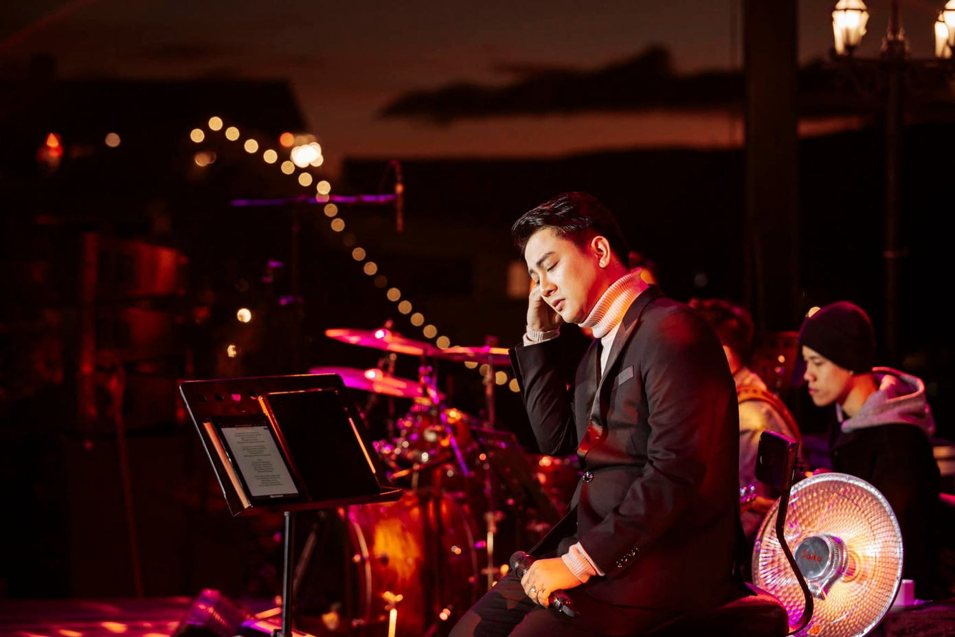 Quay trở lại sau nhiều biến cố, Hoài Lâm chăm chỉ nhận show biểu diễn.