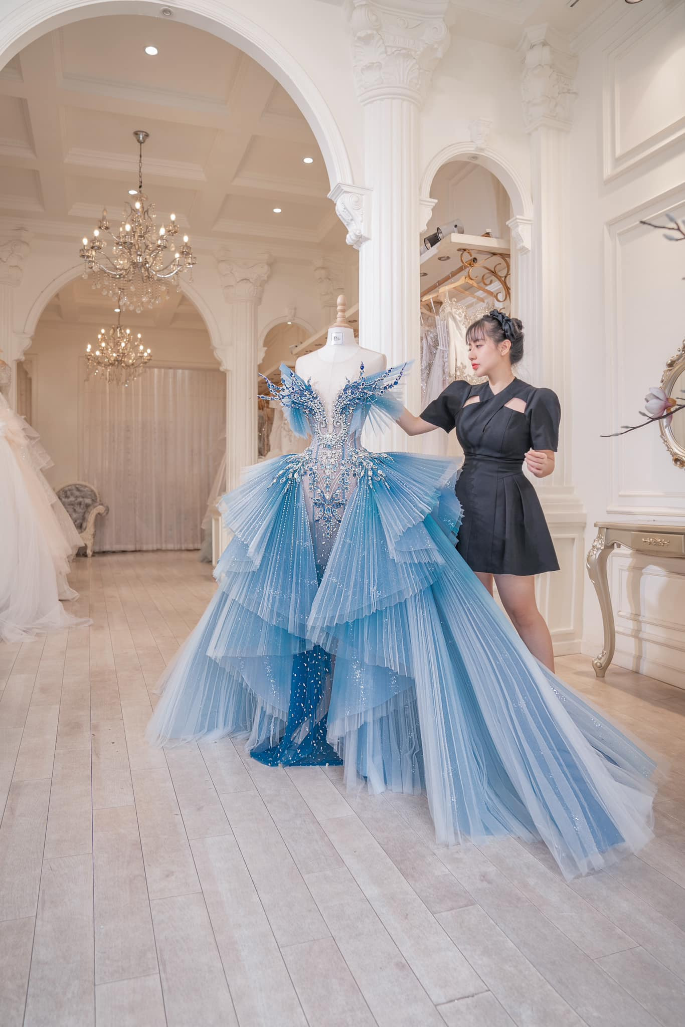 NTK Phan Đăng Anh Thư cùng thiết kế hơn nửa tỉ đồng dành cho Phạm Băng Băng. NTK Phan Đăng Anh Thư cùng thiết kế hơn nửa tỉ đồng dành cho Phạm Băng Băng.