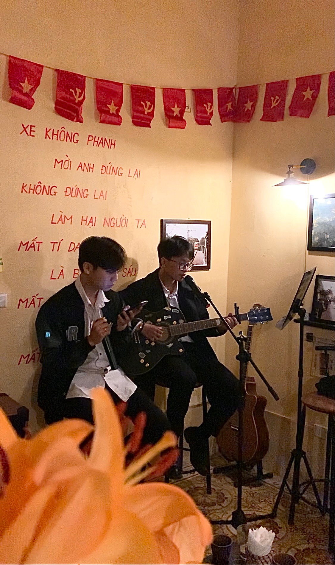 Nhâm nhi một tách café nóng và cùng lắng nghe những bản nhạc ballad nhẹ nhàng xua đi sự ồn ào, vội vã trong những ngày cuối năm. Ảnh: Nhà số 8 Cà Phê Nhâm nhi một tách café nóng và cùng lắng nghe những bản nhạc ballad nhẹ nhàng xua đi sự ồn ào, vội vã trong những ngày cuối năm. Ảnh: Nhà số 8 Cà Phê