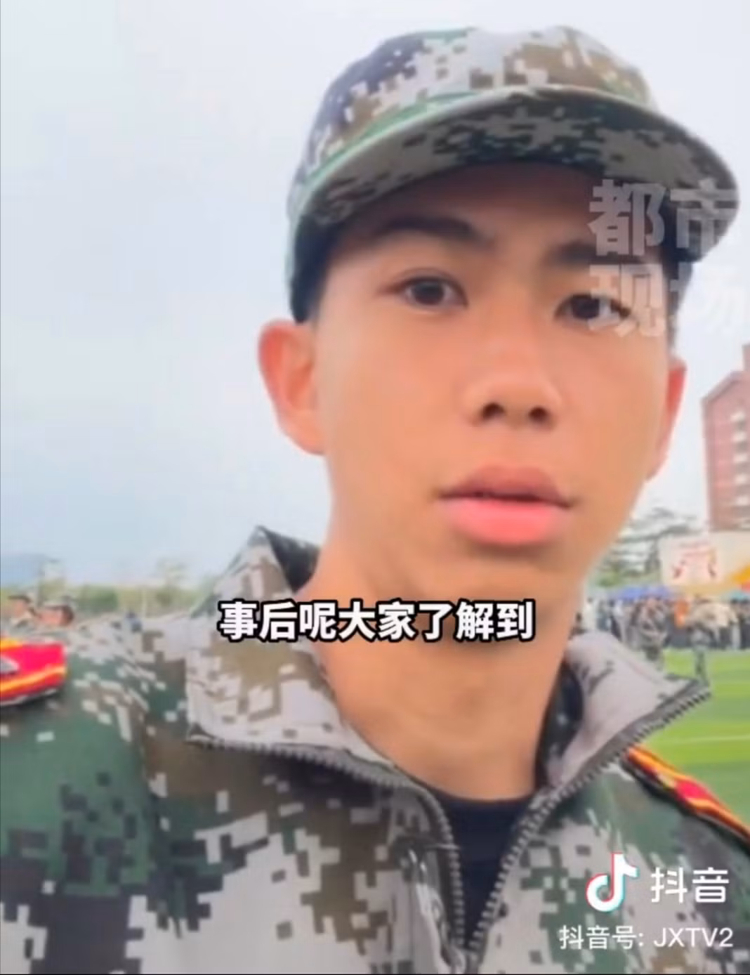 “Mọi người cứ nói tôi là anh hùng, tôi không đồng ý với điều này lắm, cứu người là trách nhiệm của tôi” - Yang nói. Nguồn: Douyin