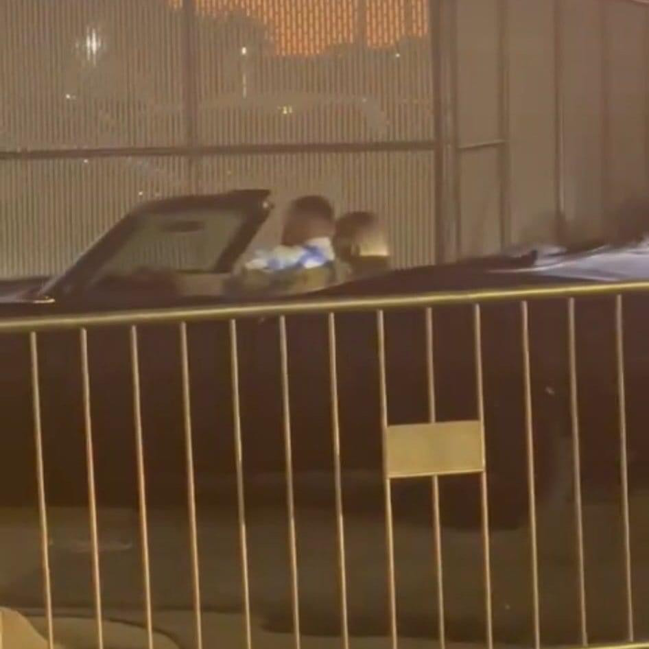 Travis Kelce chở Taylor Swift về nhà bằng xế hộp riêng. Travis Kelce chở Taylor Swift về nhà bằng xế hộp riêng.