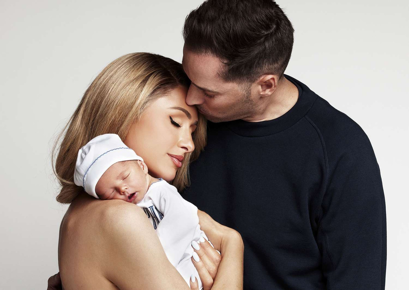 Paris Hilton hạnh phúc bên chồng và con trai trong bộ ảnh gia đình. Paris Hilton hạnh phúc bên chồng và con trai trong bộ ảnh gia đình.