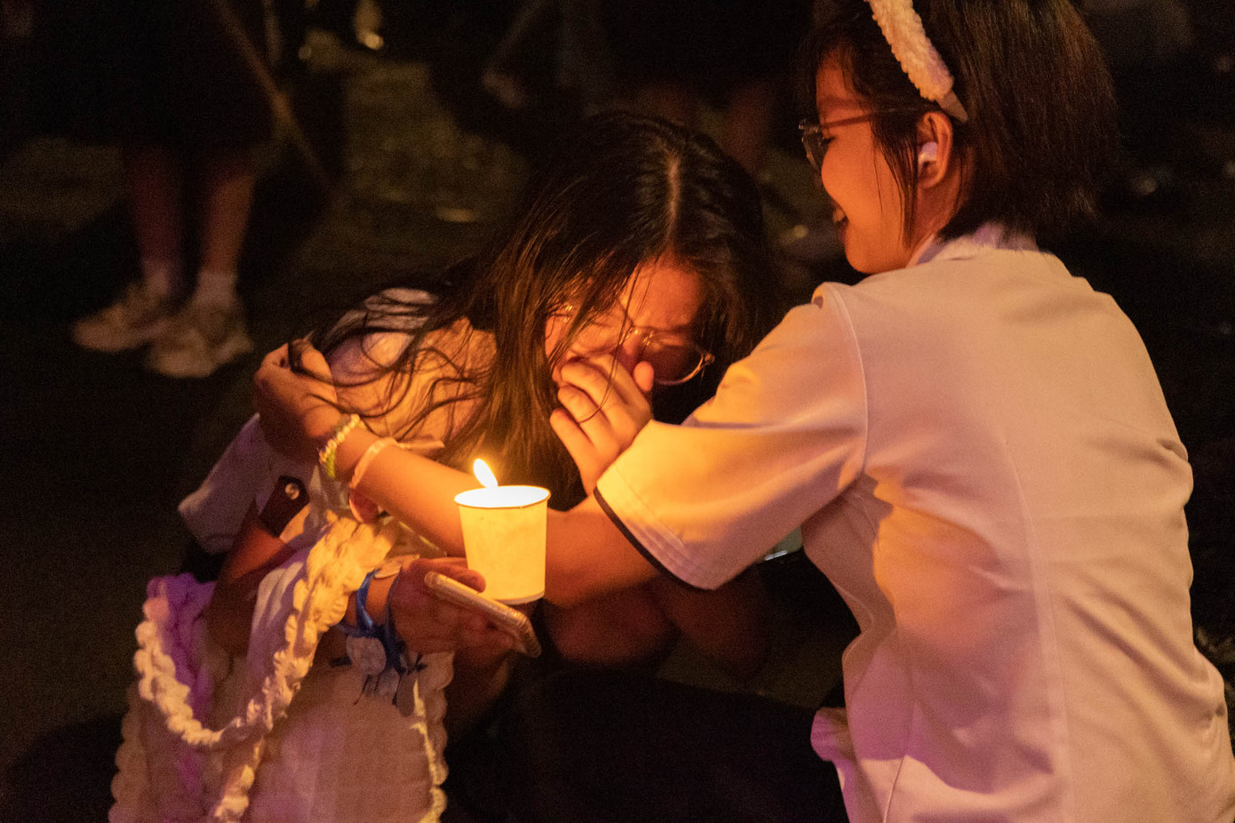 Các bạn học sinh không kìm được nước mắt khi kể về những kỉ niệm 3 năm tại Minh Khai. (Ảnh: Minh Phương) Các bạn học sinh không kìm được nước mắt khi kể về những kỉ niệm 3 năm tại Minh Khai. (Ảnh: Minh Phương)