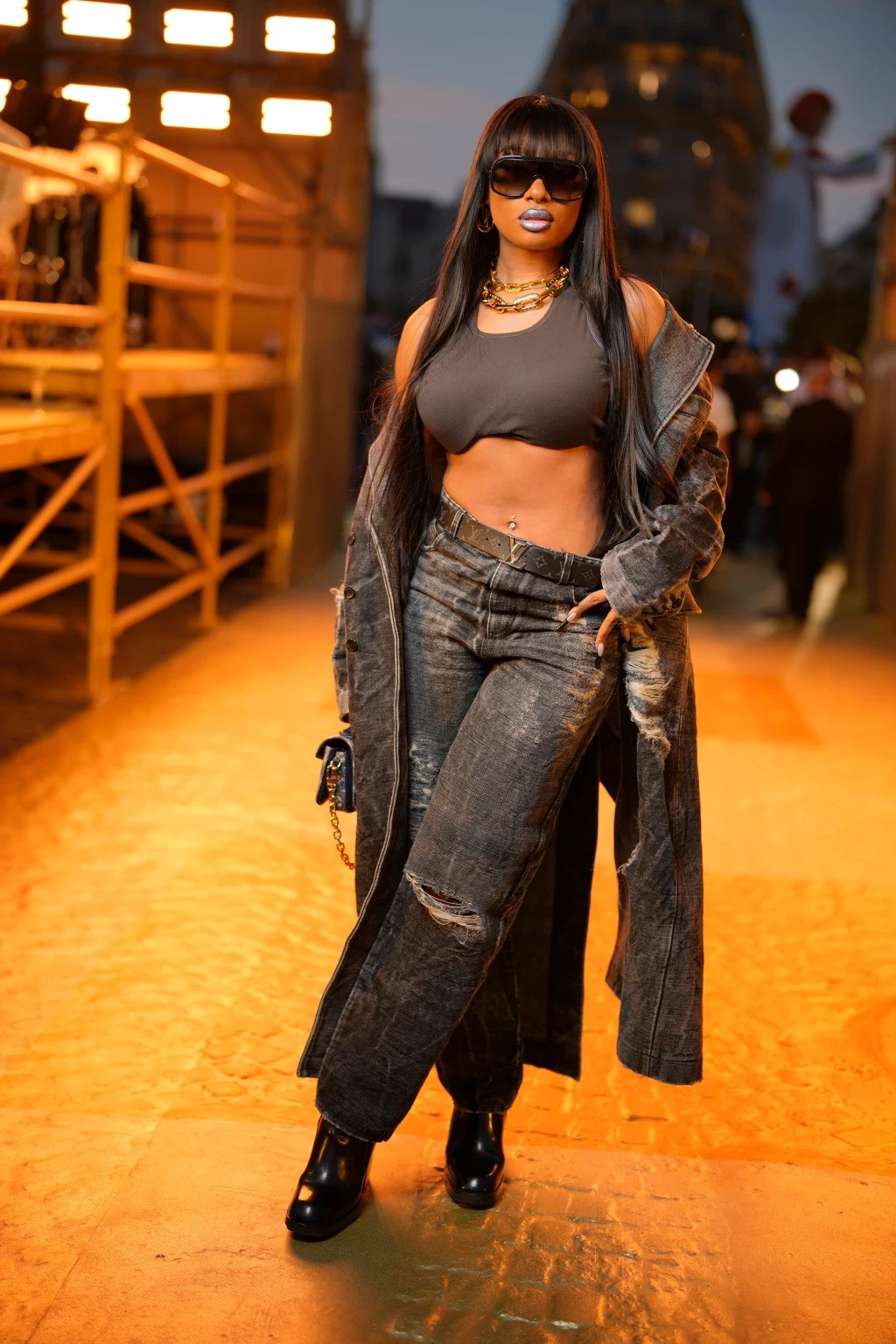 Megan Thee Stallion cá tính trong nguyên cây denim. Nàng rapper "bắt trend" son màu độc lạ cùng kính râm to bản làm điểm nhấn. Megan Thee Stallion cá tính trong nguyên cây denim. Nàng rapper "bắt trend" son màu độc lạ cùng kính râm to bản làm điểm nhấn.