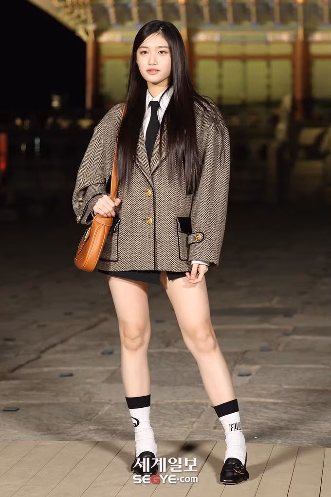 Lee Seo (IVE).