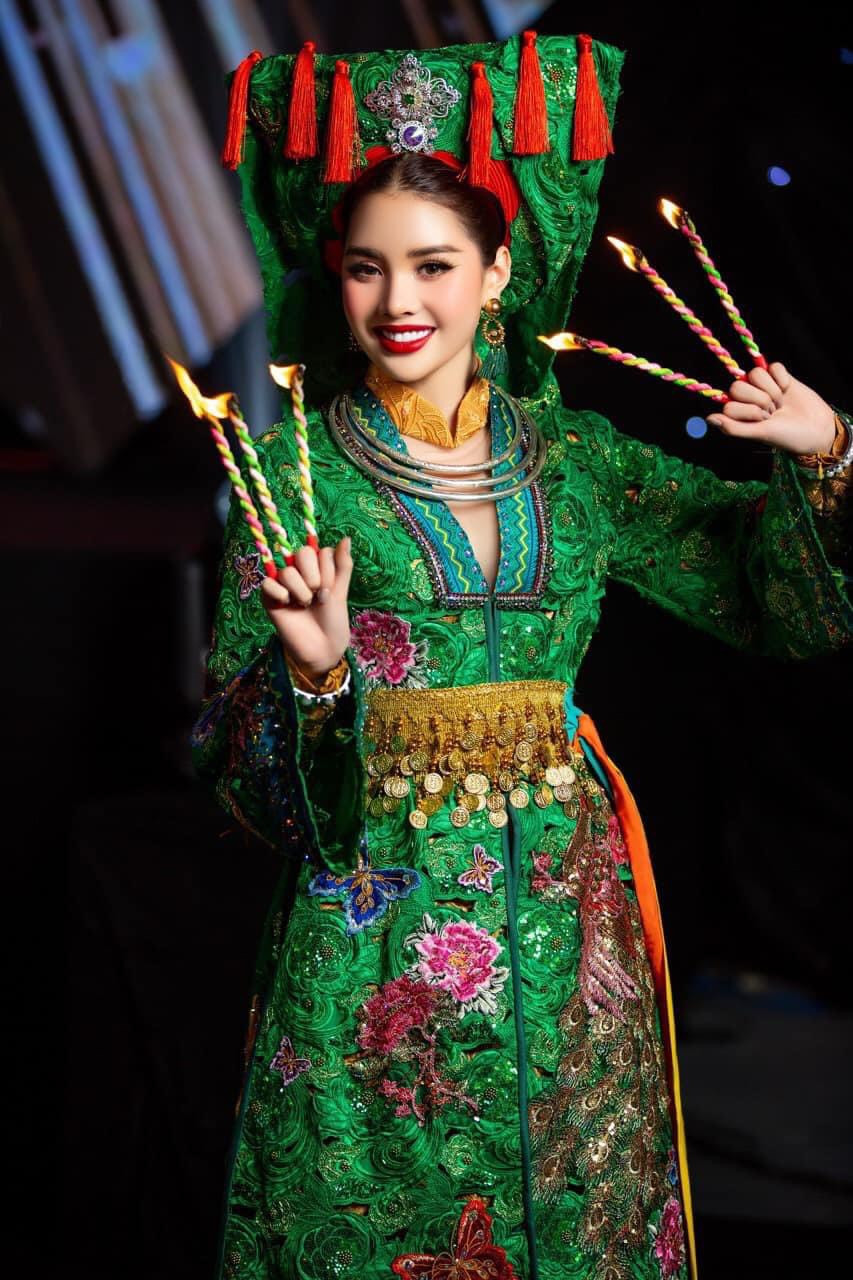 Đân Tiên trong trang phục dân tộc tại phần thi của Top 12. Đân Tiên trong trang phục dân tộc tại phần thi của Top 12.