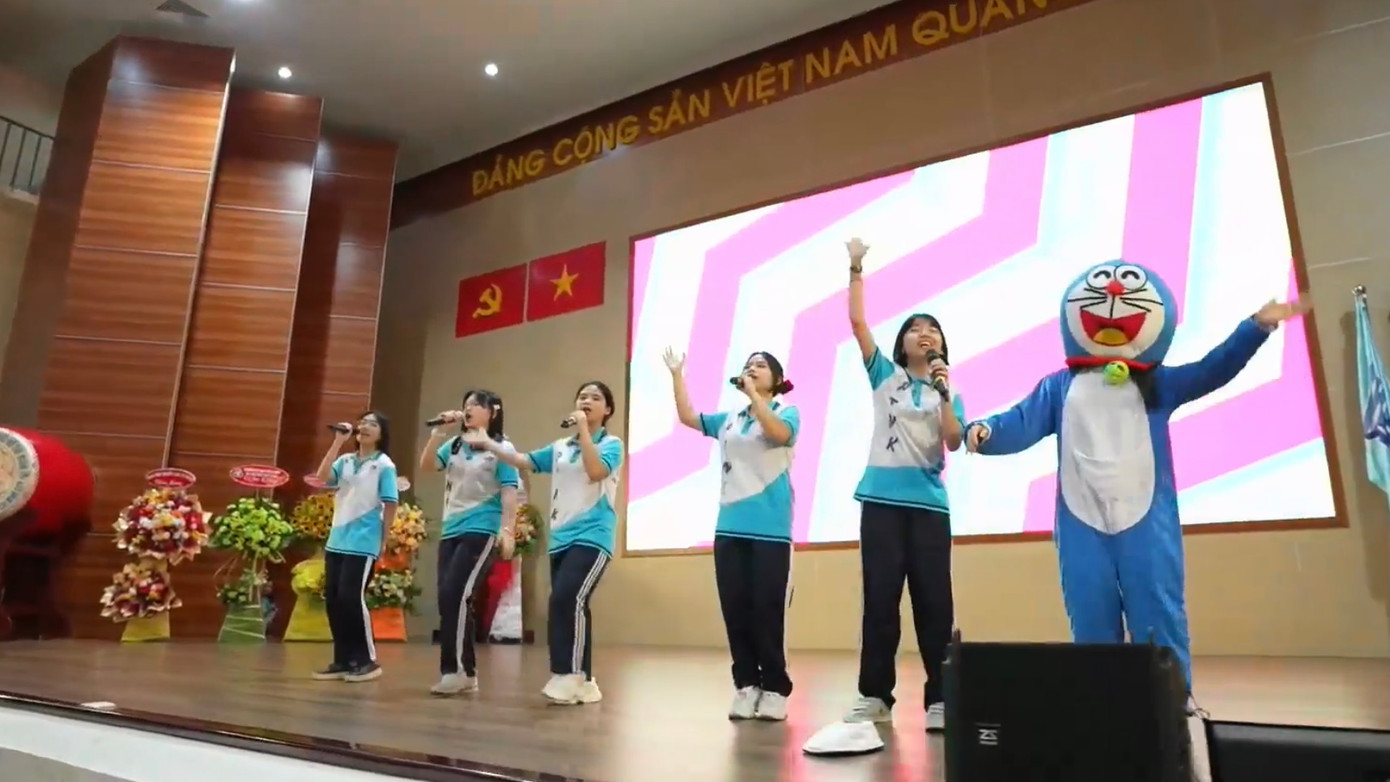 Nhiều bạn học sinh thích thú với hình ảnh chú mèo máy nhảy múa đầy vui nhộn. Ảnh: Trường Phổ thông Năng khiếu - ĐHQG TP.HCM