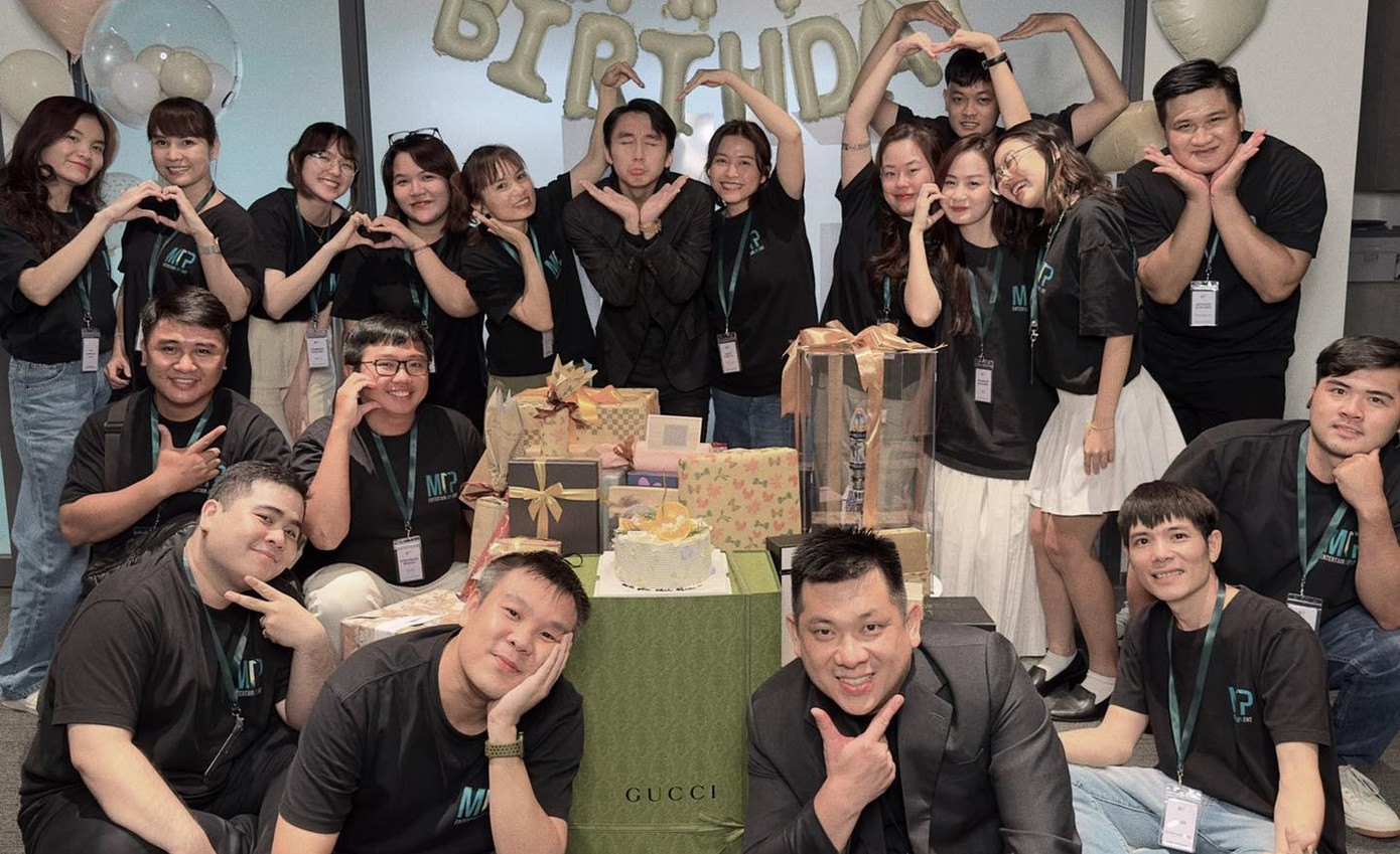 Vị trí đứng cách xa nhau của Sơn Tùng và Hải Tú khiến cộng đồng mạng bàn tán xôn xao.