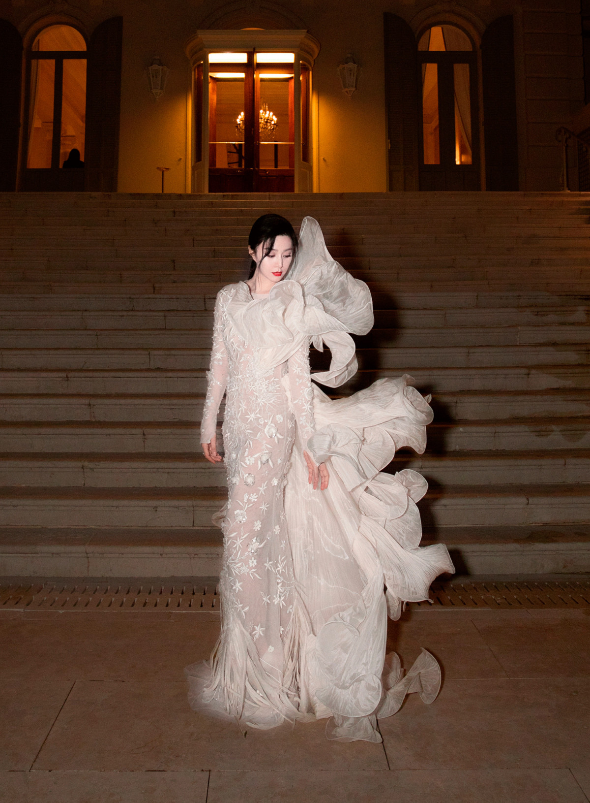 Một trong những tạo hình "tốn giấy mực" nhất của nữ diễn viên. Phạm Băng Băng toát ra khí chất "nữ thần" trong thiết kế tạo hình cánh hoa của Sara Mrad.