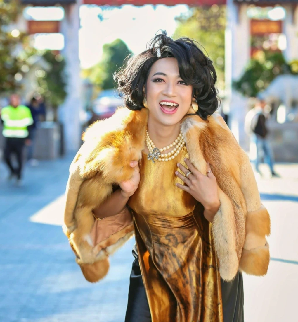 Kinh nghiệm hóa thân vào các vai nữ giúp Năm Chà linh hoạt ở nhiều vai diễn với các cung bậc cảm xúc và tâm lý khác nhau.