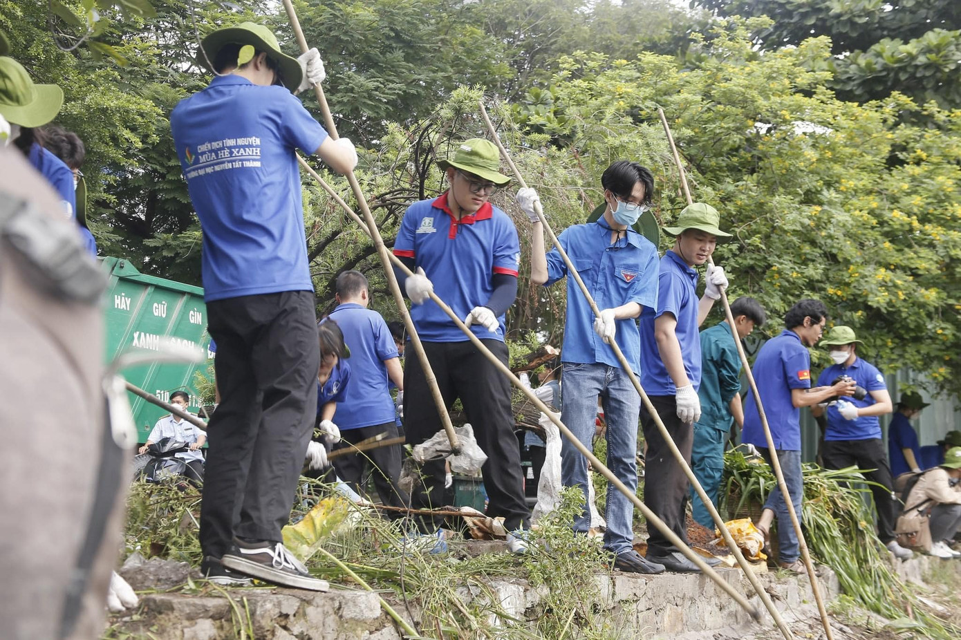 Các "chiến sĩ áo xanh" mang đến diện mạo mới cho các tuyến rạch bị ô nhiễm.