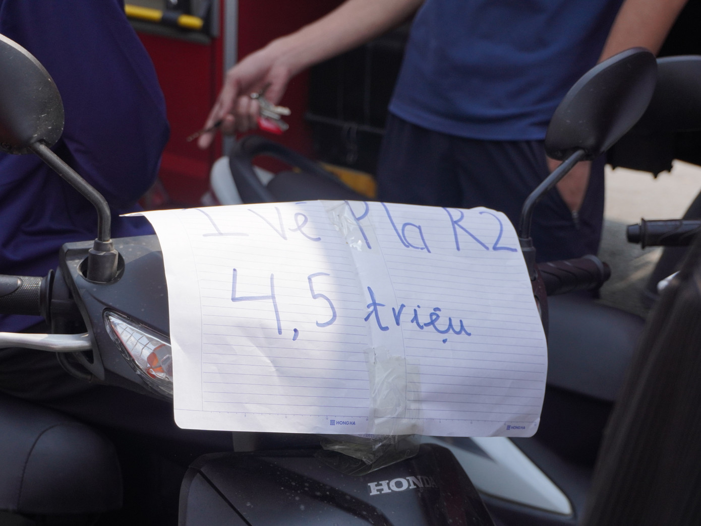 Phe vé giảm giá “kịch sàn” trước giờ G. Hạng vé Platinum chỉ còn từ 4 - 5 triệu đồng/ vé.