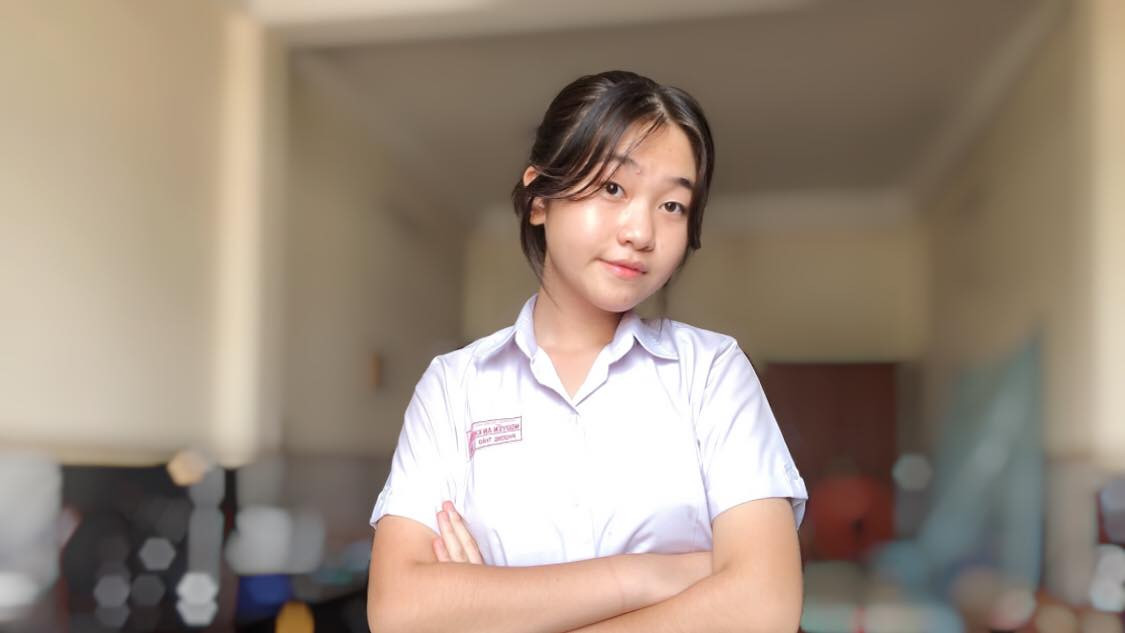 Thời tiết nắng gắt cùng với cường độ ôn tập cao khiến cô bạn cảm thấy khá &quot;cực&quot;. Ảnh: NVCC