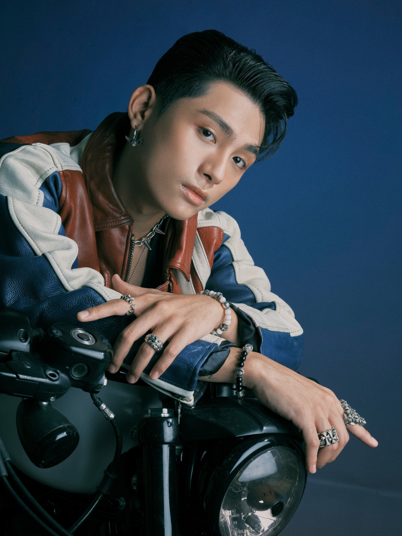 Grey-D đang sở hữu lượng người hâm mộ hùng hậu. Grey-D đang sở hữu lượng người hâm mộ hùng hậu.