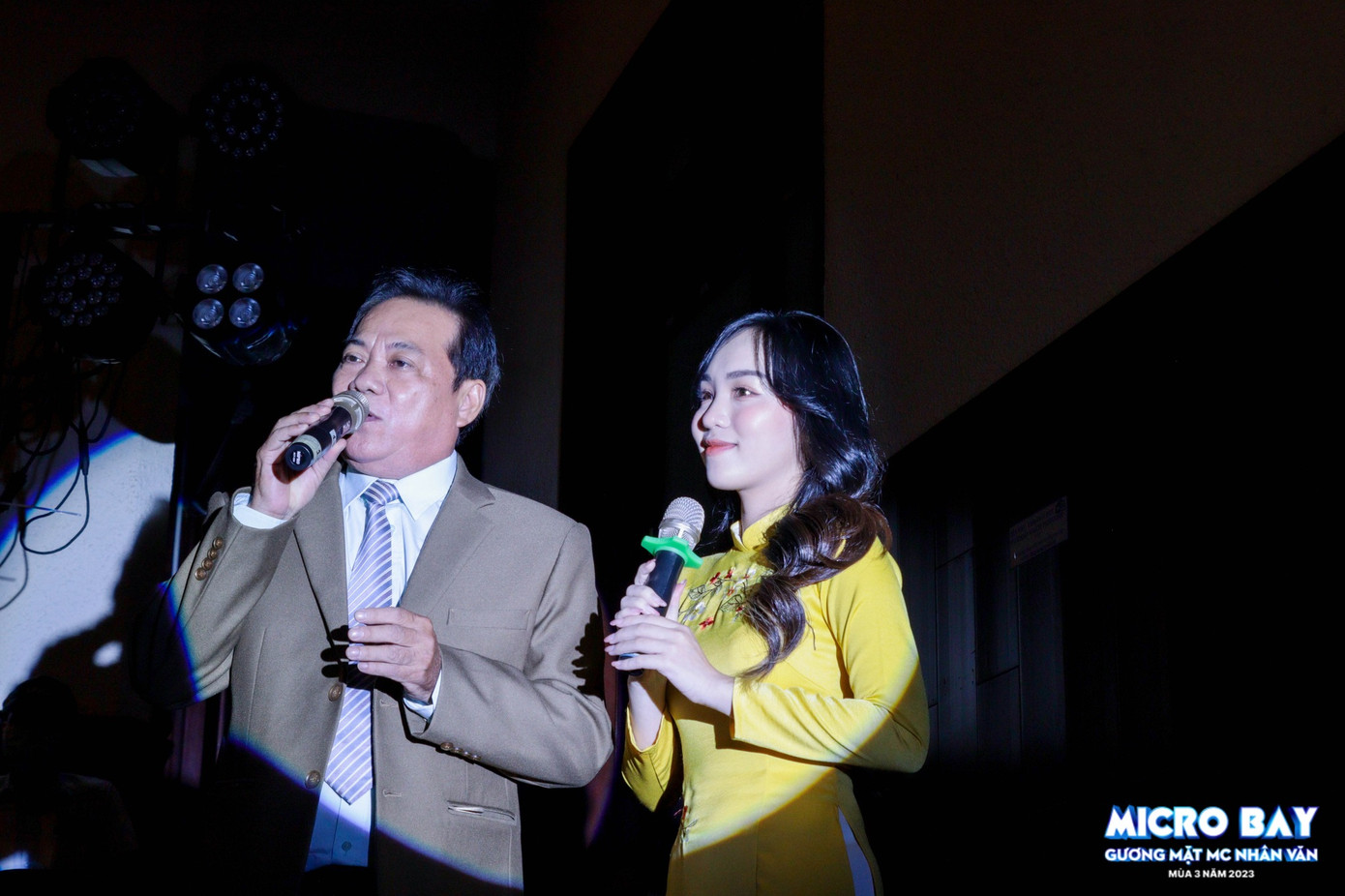 Gia Uyên có phần thể hiện tự tin tại phần thi Dẫn cầu truyền hình. Gia Uyên có phần thể hiện tự tin tại phần thi Dẫn cầu truyền hình.