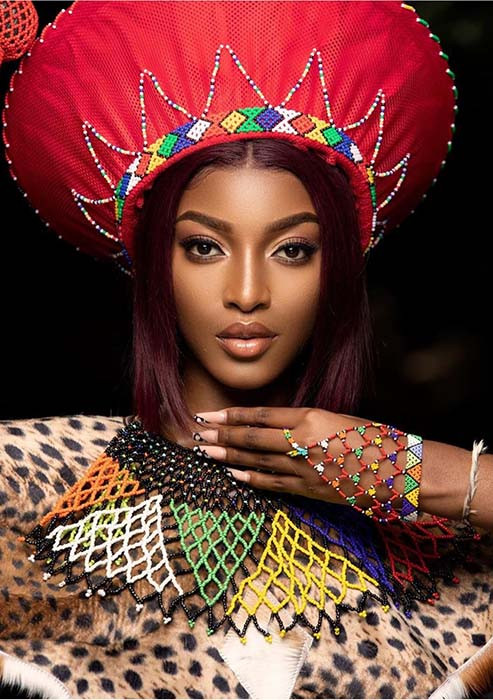 Làn da nâu khỏe khắn của nàng hậu gây ấn tượng mạnh với người hâm mộ. Làn da nâu khỏe khắn của nàng hậu gây ấn tượng mạnh với người hâm mộ.