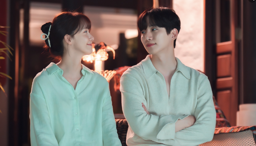 Sánh đôi bên &quot;tổng tài&quot;, cô lựa chọn sơ mi trắng đơn giản, cùng tông màu.